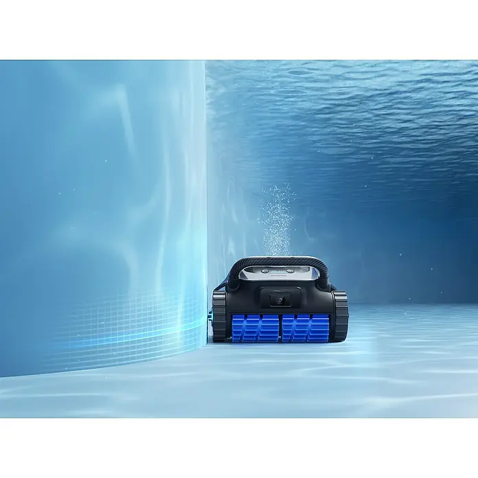 Mova Poolroboter Diver A10 - Akkubetrieben, Passend für: Pools bis 180 m² Grundfäche, Filterleistung: 22.700 l/h - Schwarzer und blauer Roboter-Poolreiniger schrubbt unter Wasser eine gekrümmte Poolwand, mit aufsteigenden Blasen.