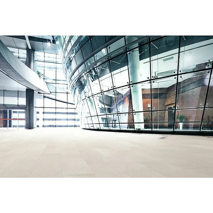 Terrassenfliese Duomo - 60 x 90 x 2 cm, Perla, Matt - Helle, großformatige Bodenfliesen schaffen ein elegantes, großzügiges Ambiente in einem modernen Innenraum mit Glaswänden.