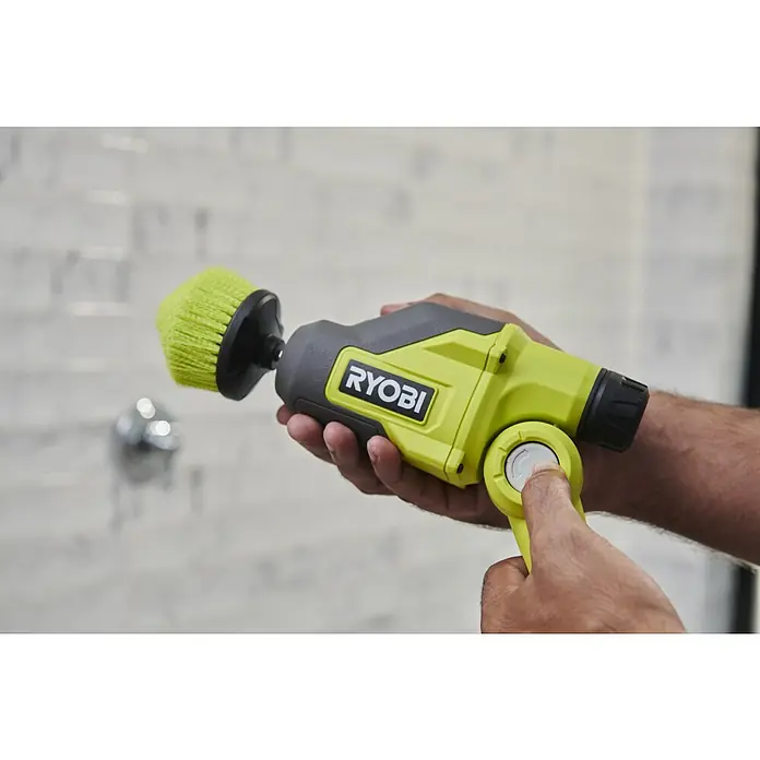 Ryobi 4V USB Akku-Reinigungsbürste RTS4-120G - 4 V, Ohne Akku - Eine Person hält einen limettengrünen und grauen Ryobi Power Scrubber mit hellgrünem Bürstenkopf.
