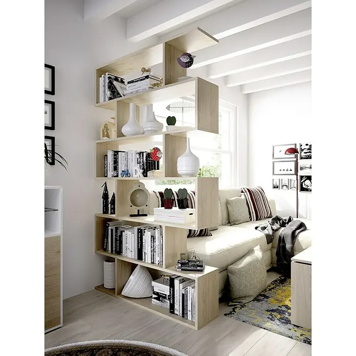 Dekit Estantería de madera Lis - Al x An x Pr: 190 x 80 x 25 cm, Número de baldas: 6 ud., Atornillado, Natural - Una estantería divisoria de ambientes moderna de madera clara llena de libros y objetos decorativos que añade un toque elegante al espacio.