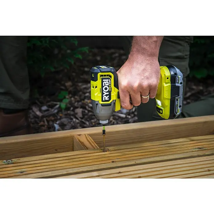 Ryobi Bit-Set RARXSD45 - 45 -tlg. - Person verwendet einen limettengrünen und schwarzen Ryobi-Schlagschrauber, um eine Holzbohle zu verschrauben.