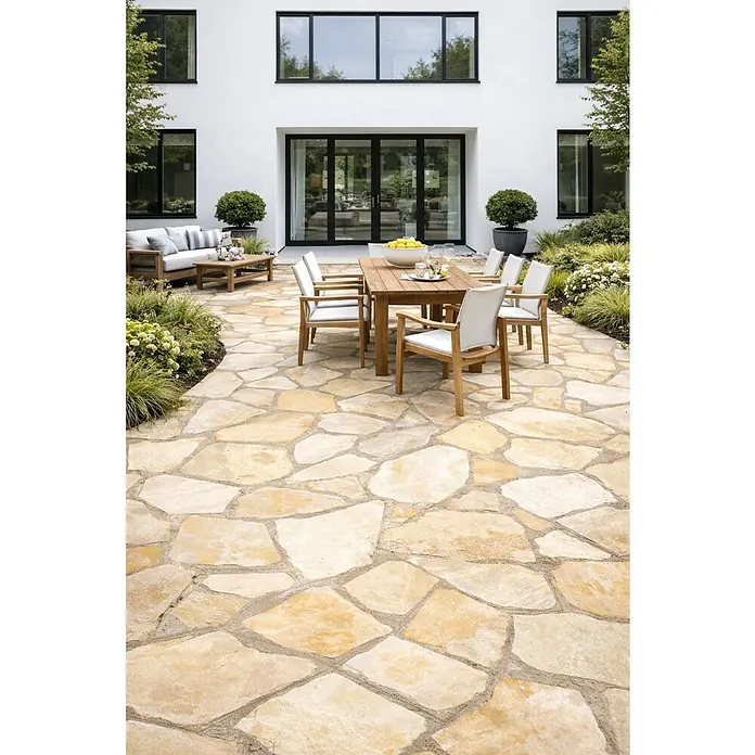 Polygonalplatte - Yellow Sun, Quarzit, Volumen: 12 m² - Unregelmäßig geformtes, helles Natursteinpflaster bildet eine natürliche Terrassenfläche für Gartenmöbel.