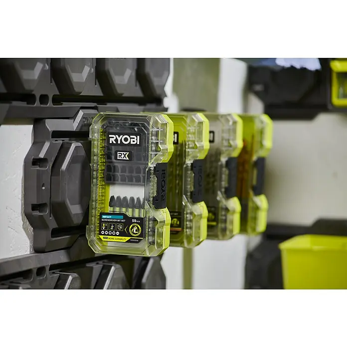 Ryobi Bit-Set RARXSD59 - 59 -tlg. - Ryobi RX Impact Schrauber-Bit-Set in klarer, neongrüner Hülle, 59 Teile, an dunklem Wandorganizer.