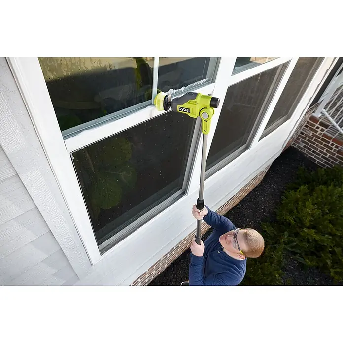 Ryobi 4V USB Akku-Reinigungsbürste RTS4-120G - 4 V, Ohne Akku - Limettengrüner und grauer Ryobi Fensterschrubber mit Verlängerungsstange reinigt schmutziges Außenfenster mit Schaum.