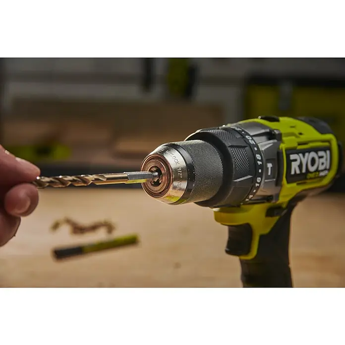Ryobi Bohrer-Set RARXHGC10 - Metall, 10 -tlg. - Hand steckt einen Bohrer in das Bohrfutter eines grünen Ryobi ONE+ Akkuschraubers in einer Werkstatt.