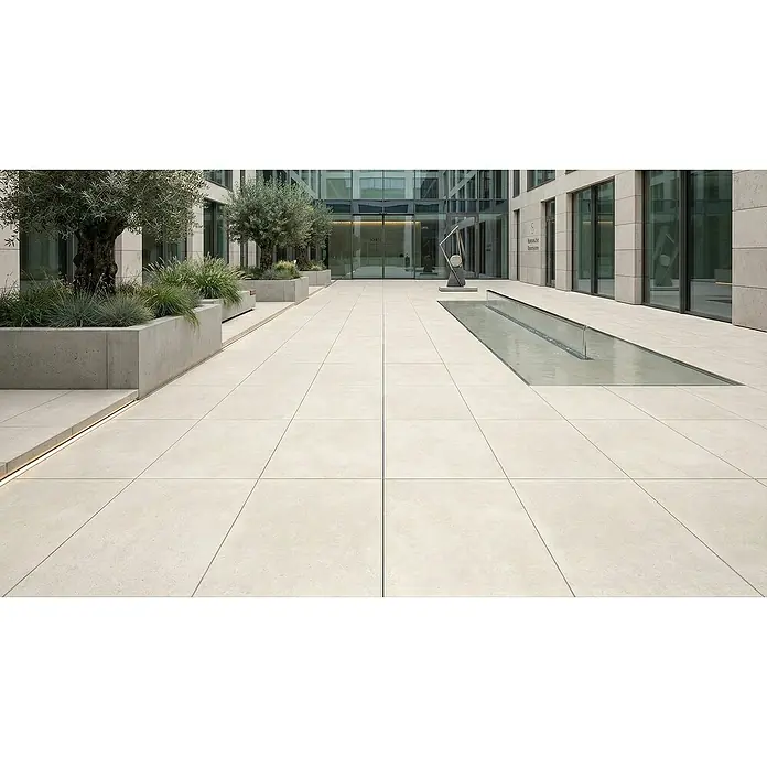 Terrassenfliese Duomo - 60 x 90 x 2 cm, Perla, Matt - Große, hellbeige Outdoor-Pflasterplatten gestalten eine moderne Terrasse mit integrierten Pflanzgefäßen und Wasserbecken.