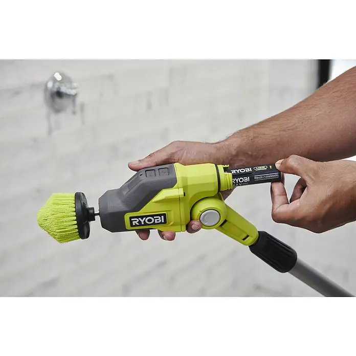 Ryobi 4V USB Akku-Reinigungsbürste RTS4-120G - 4 V, Ohne Akku - Person hält eine limettengrüne Ryobi Elektroschrubber mit hellgrünem rotierendem Kopf, angetrieben von einer sichtbaren schwarzen Batterie.