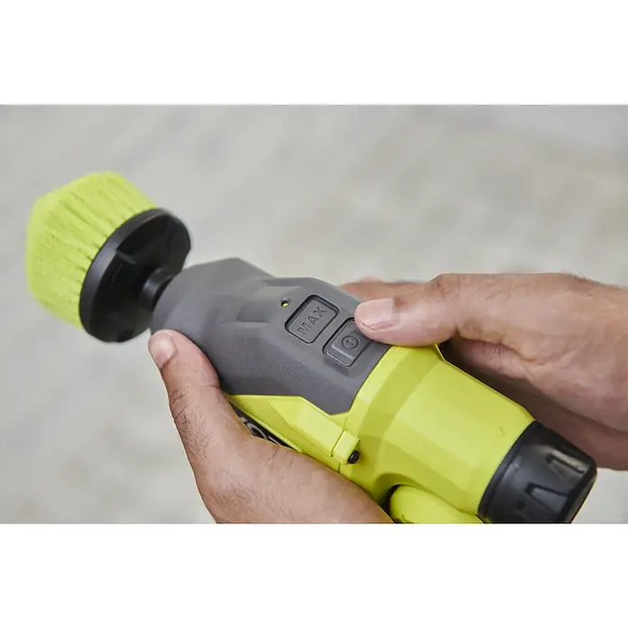 Ryobi 4V USB Akku-Reinigungsbürste RTS4-120G - 4 V, Ohne Akku - Hand drückt Taste auf einem hellgrünen und dunkelgrauen Hand-Power-Schrubber mit neongrünem Bürstenkopf.
