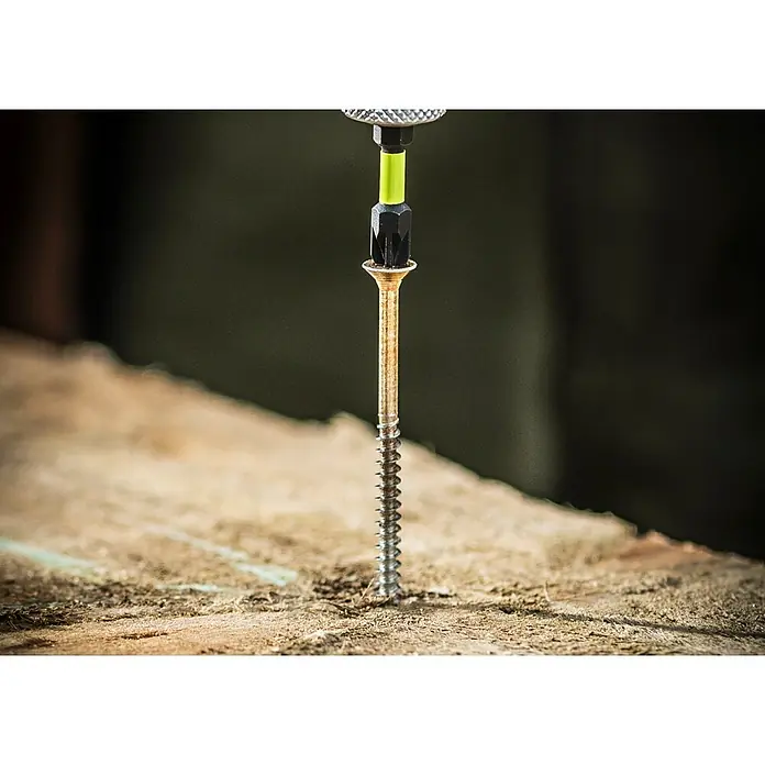 Ryobi Bit-Set RARXSD45 - 45 -tlg. - Eine goldfarbene Schraube wird mit einem schwarz-neongrünen Schrauberbit in Holz geschraubt.