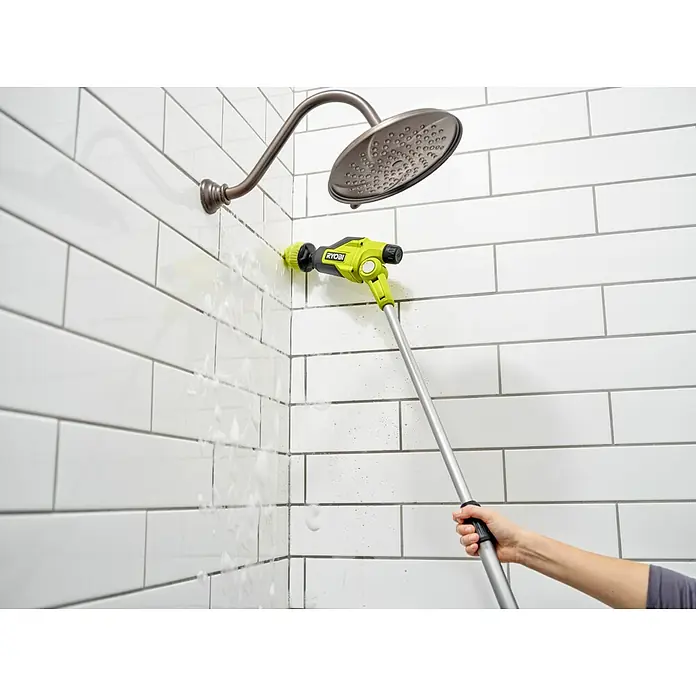Ryobi 4V USB Akku-Reinigungsbürste RTS4-120G - 4 V, Ohne Akku - Grüner und schwarzer RYOBI Akku-Schrubber mit silbernem Verlängerungsstiel reinigt weiße Fliesen in einer Dusche.