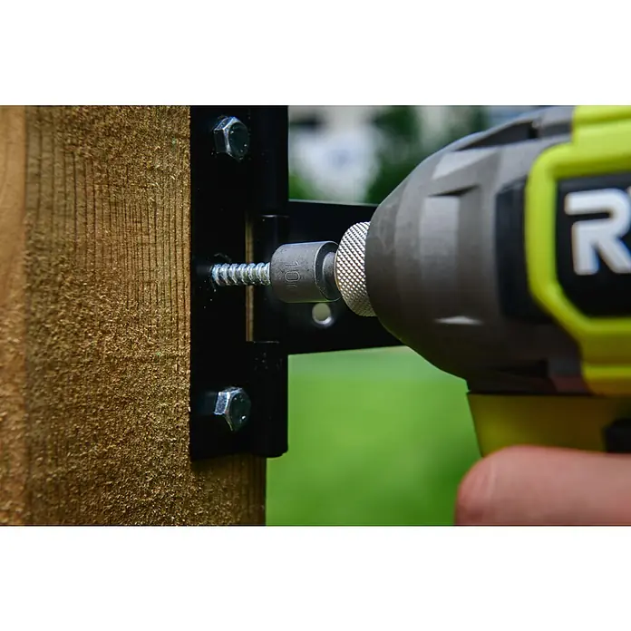 Ryobi Bit-Set RARXSD59 - 59 -tlg. - Nahaufnahme eines lindgrünen und grauen Schlagschraubers, der eine 10mm-Nuss zum Eindrehen einer Metallschraube in einen Holzpfosten und eine schwarze Halterung verwendet.