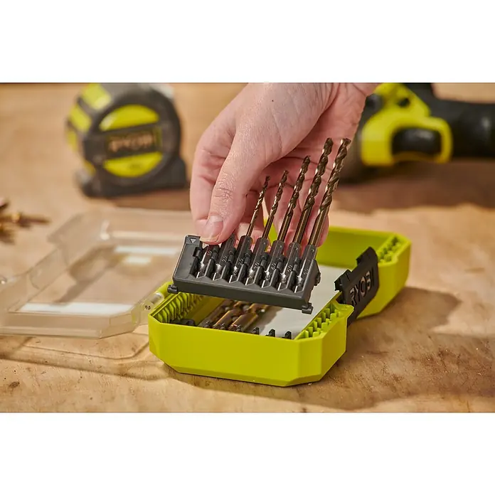 Ryobi Bohrer-Set RARXHGC10 - Metall, 10 -tlg. - Eine Hand hält ein Set goldener Bohrer aus ihrem grün-schwarzen Gehäuse, bereit zur Verwendung.