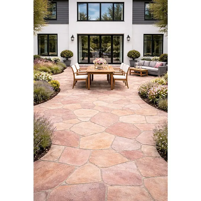 Polygonalplatte - Rose, Quarzit, Volumen: 12 m² - Unregelmäßig geformte Natursteinpflasterung in warmen Erdtönen als einladender Ess- und Loungebereich im Freien.