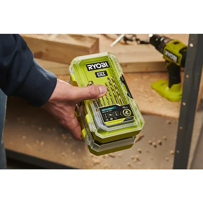 Ryobi Bohrer-Set RARXHGC10 - Metall, 10 -tlg. - Hand hält ein grünes, transparentes Ryobi HSS-G Kobalt-Bohrer-Set mit goldfarbenen Bits, einsatzbereit.