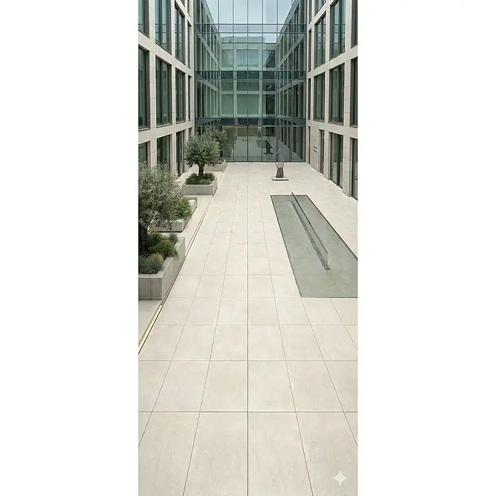 Terrassenfliese Duomo - 60 x 90 x 2 cm, Perla, Matt - Helle, beige quadratische Pflasterplatten bilden einen modernen Hofboden mit deutlichen Fugen.