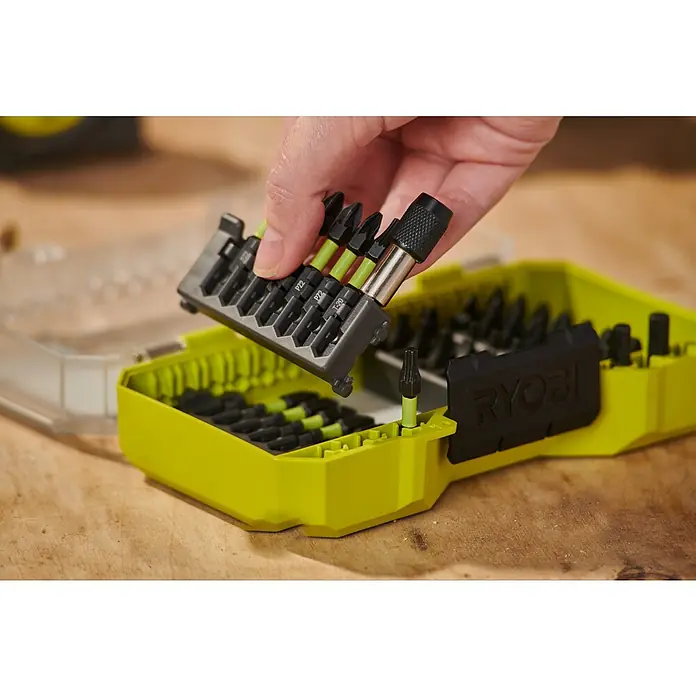 Ryobi Bit-Set RARXSD45 - 45 -tlg. - Eine Hand interagiert mit einem neongrünen und schwarzen Ryobi-Schrauberbit-Set, das organisierte Bits in einem praktischen Aufbewahrungskoffer zeigt.