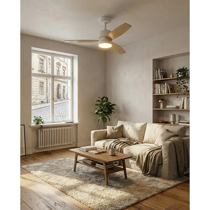 Eglo Deckenventilator MANDAREE - Durchmesser: 106 cm, Weiß, Eiche, Mit Leuchtmittel, LED - Weißer Deckenventilator mit Holzflügeln und integriertem Licht, in einem modernen Wohnzimmer installiert.