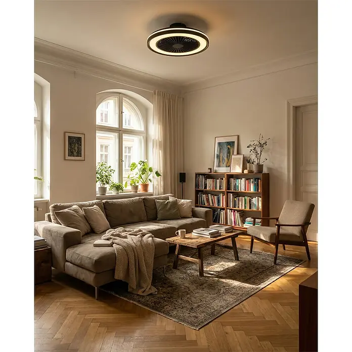 Eglo Deckenventilator SintAndré - Schwarz, 51 cm - Schwarze runde Deckenventilatorleuchte mit weißem LED-Ring, zentral in einem modernen Wohnzimmer montiert.