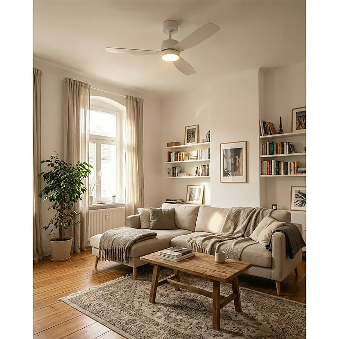 Eglo Deckenventilator Bonassola - Weiß, 106 cm - Weißer Deckenventilator mit drei Flügeln und integrierter LED-Leuchte, in einem gemütlichen Wohnzimmer installiert.