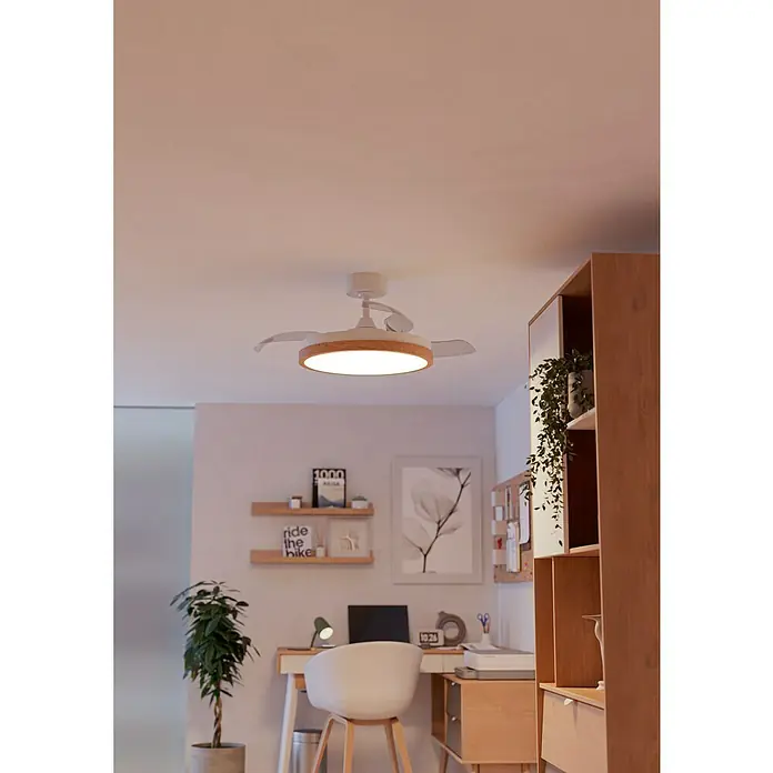 Eglo Deckenventilator Malpica - Weiß, Eiche, 98 cm - Weißer Deckenventilator mit Holzverkleidung und integriertem Licht über einem Heimbüro-Schreibtisch.