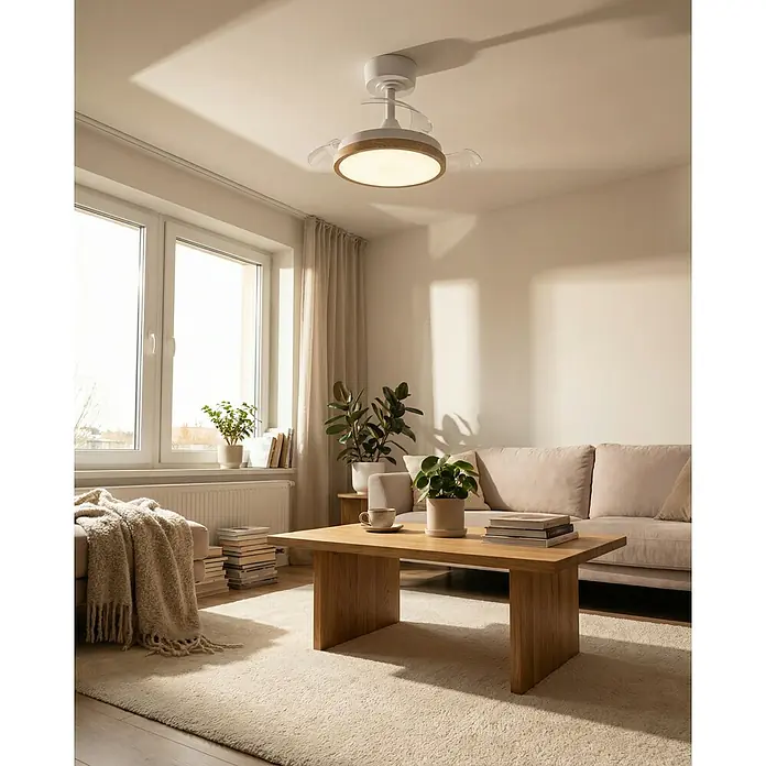 Eglo Deckenventilator Malpica - Weiß, Eiche, 63 cm - Weißer Deckenventilator mit Holzoptik, transparenten Flügeln und integrierter Leuchte in einem Wohnzimmer.