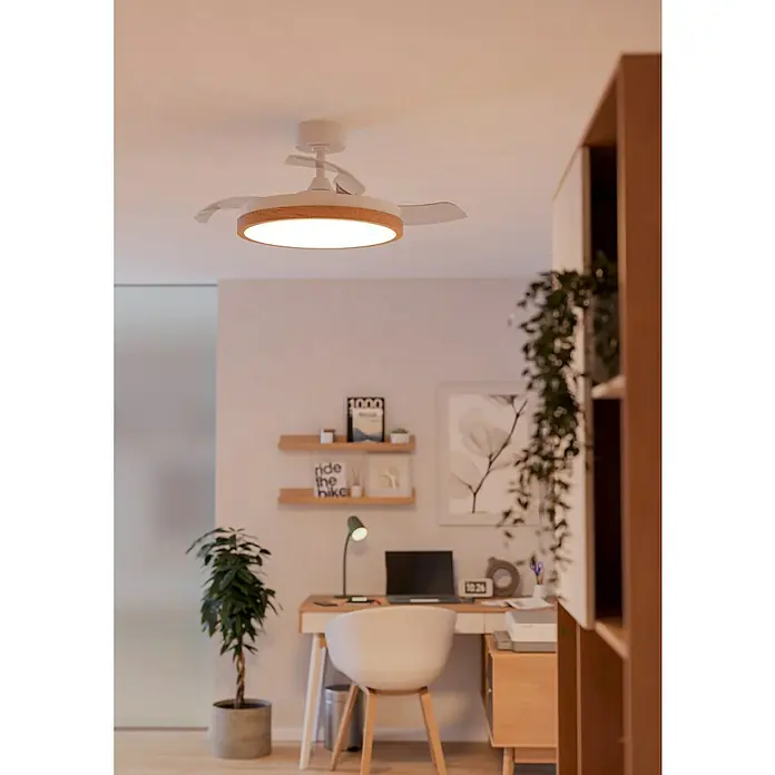 Eglo Deckenventilator Malpica - Weiß, Eiche, 98 cm - Moderner weißer Deckenventilator mit Holzverkleidung und LED-Licht, in einem modernen Heimbüro installiert.