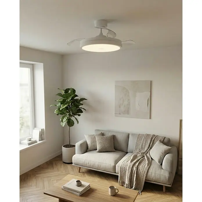 Eglo Deckenventilator Malpica - Weiß, 98 cm - Weißer Deckenventilator mit versenkbaren transparenten Flügeln und integriertem LED-Licht, an der Decke in einem modernen Wohnzimmer installiert.