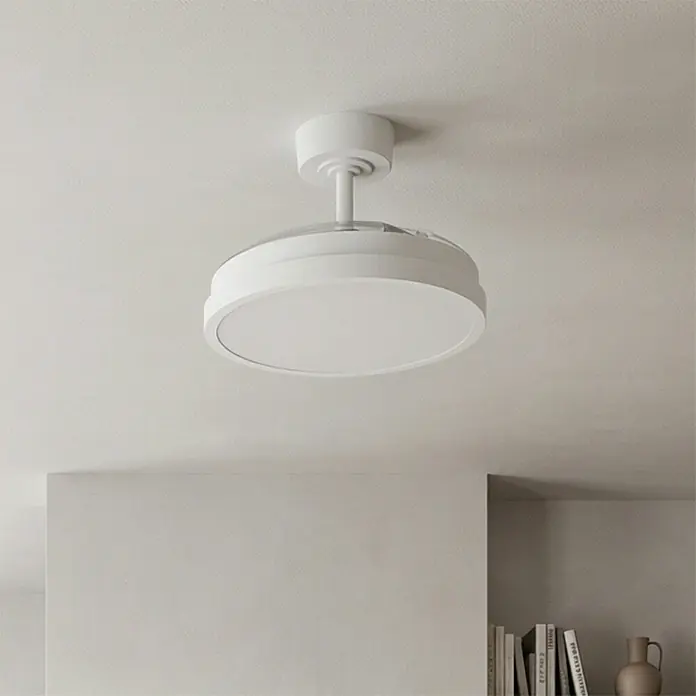 Eglo Deckenventilator Malpica - Weiß, 77 cm - Weißer, moderner Deckenventilator mit integriertem LED-Licht, an einer Decke montiert.