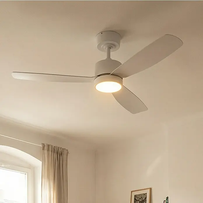 Eglo Deckenventilator Bonassola - Weiß, 106 cm - Weißer Deckenventilator mit integriertem Licht, an einer hellen Decke montiert.