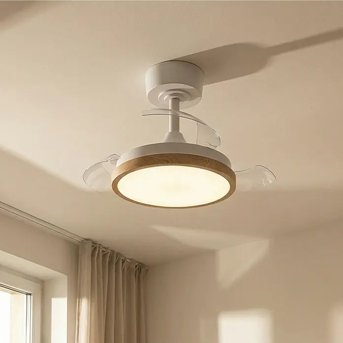 Eglo Deckenventilator Malpica - Weiß, Eiche, 63 cm - Weißer Deckenventilator mit integriertem Licht, Holz-Akzentring und transparenten, einziehbaren Flügeln, an der Decke montiert.