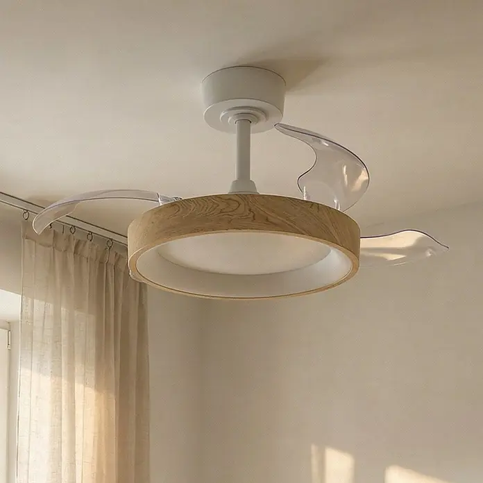Eglo Deckenventilator Torreya - Weiß, Eiche, 77 cm - Moderner Deckenventilator mit Licht, weißer Halterung, Holzoptik-Ring und klaren, einziehbaren Flügeln, in einem Raum installiert.