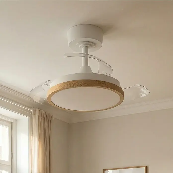 Eglo Deckenventilator Malpica - Weiß, Eiche, 77 cm - Moderner weißer Deckenventilator mit Holzrand, integrierter Leuchte und einziehbaren transparenten Flügeln an einer Decke installiert.