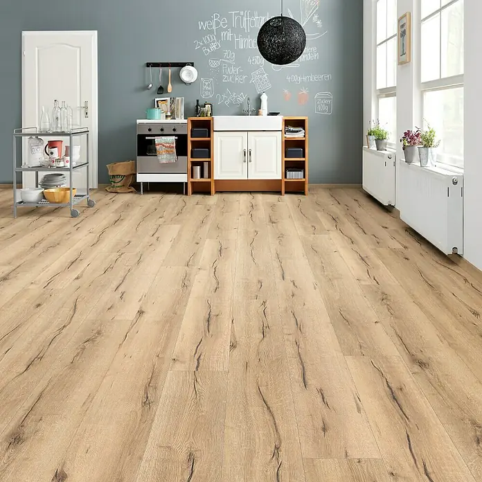 Living by Haro Laminatmuster Gran Via Eiche Italica Creme200 x 243 x 8 mm, Fliesenoptik - Helle Holzböden mit warmem Farbton. Perfekt für eine gemütliche Atmosphäre. Die Textur ahmt echtes Holz nach und verleiht dem Raum Charakter.
