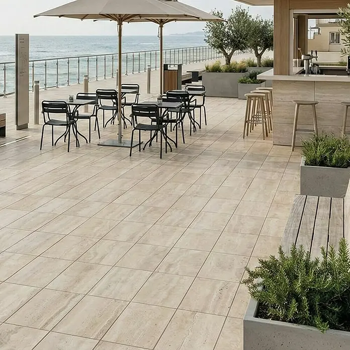 Terrassenfliese Duomo - 60 x 90 x 2 cm, Travertino, Matt - Helle, beigefarbene Terrassenfliesen in Natursteinoptik für eine geräumige Außenterrasse.