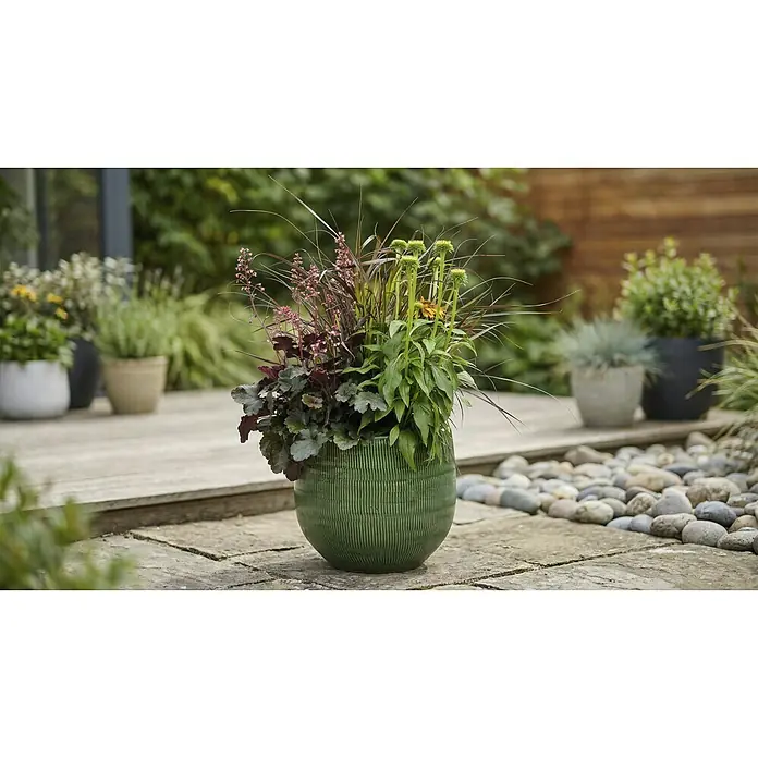 A.H.G. Maceta para planta Amora - Dimensiones externas (Ø x Al): 34 x 32 cm, Cerámica, Verde - Maceta de cerámica verde estriada, llena de plantas coloridas como heuchera, pastos y equináceas en un patio.