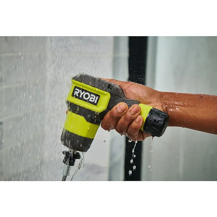 Ryobi 4V USB Akku-Rohrreinigungsgerät RDA4-0 - 4 V, Ohne Akku, Leerlaufdrehzahl: 200 U/min - Hand hält ein schwarz-limettengrünes Ryobi-Gerät, das mit Wasser abgespült wird.