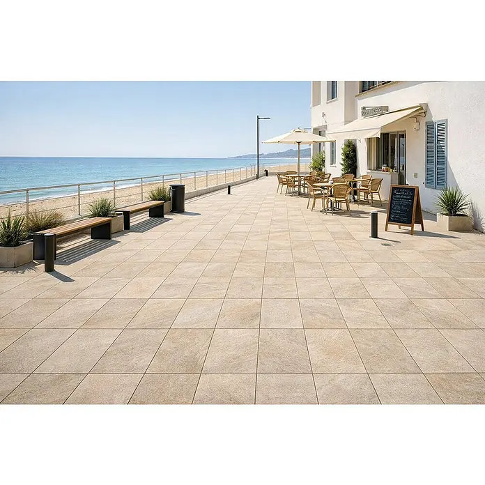 Terrassenfliese Etna - 40 x 80 x 2 cm, Cappucino, Matt - Beige Outdoor-Fliesen auf einer großen Terrasse am Meer mit Café und Sitzgelegenheiten.