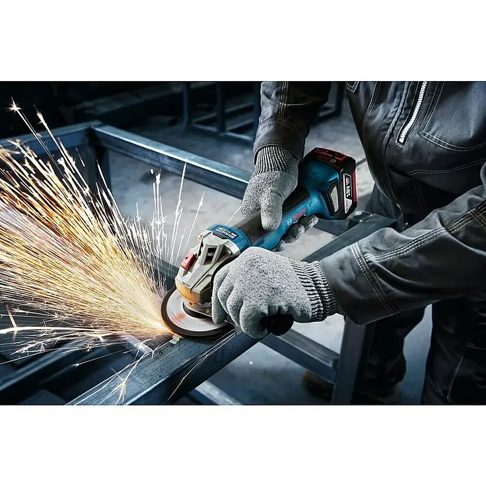 Bosch Professional AMPShare 18V Akku-Winkelschleifer GWS 18V-8 Pro Solo - 18 V, Ohne Akku, Durchmesser Scheibe: 125 mm - Person schneidet mit blau-schwarzem Bosch Akku-Winkelschleifer Metall, erzeugt helle Funken.
