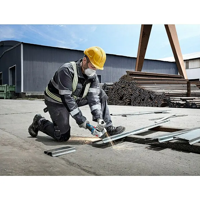 Bosch Professional AMPShare 18V Akku-Winkelschleifer GWS 18V-8 Pro Solo - 18 V, Ohne Akku, Durchmesser Scheibe: 125 mm - Arbeiter mit Schutzausrüstung verwendet blauen und roten Winkelschleifer zum Trennen von Metall, wodurch Funken entstehen.