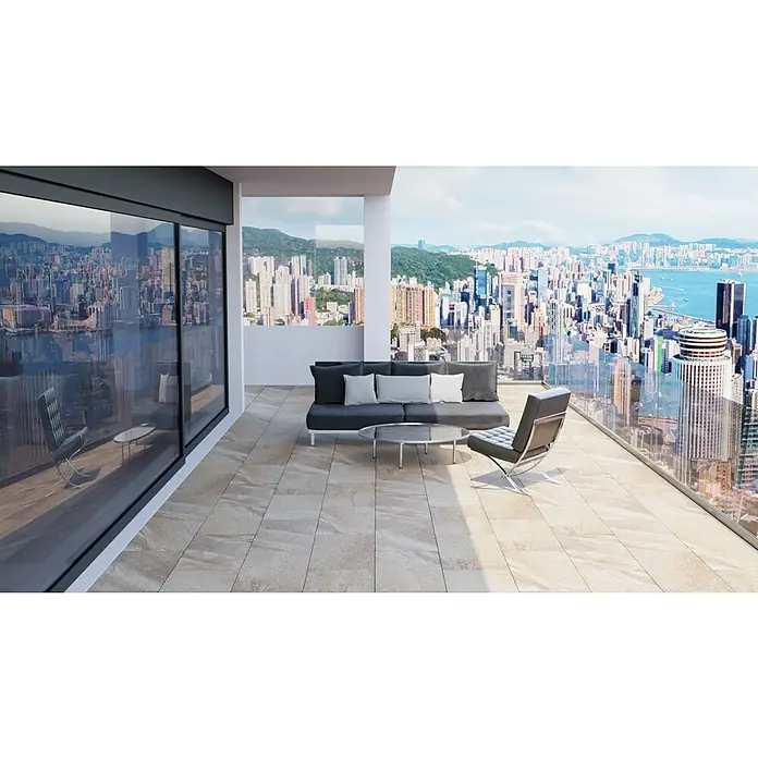 Terrassenfliese Etna - 40 x 80 x 2 cm, Cappucino, Matt - Moderne Outdoor-Möbel: dunkelgraues Sofa, stilvoller Sessel und Glastisch auf einem Balkon mit atemberaubendem Stadtblick.
