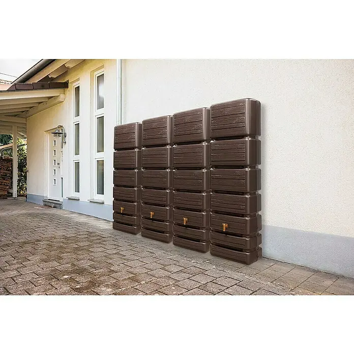 4rain Wandtank Slim - Gesamt Fassungsvermögen: 1.400 l, Braun, Kunststoff - Braune, holzstrukturierte Regenwassertanks, an einer Hauswand zur Regenwassersammlung aufgestellt.