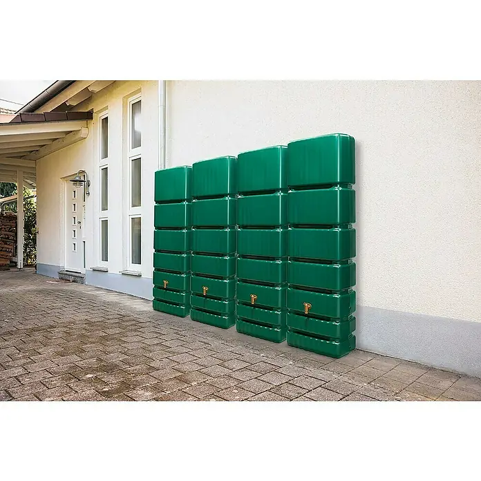 4rain Wandtank Slim - Gesamt Fassungsvermögen: 1.400 l, Grün, Kunststoff - Mehrere grüne Kunststoff-Regentonnen stehen gestapelt an einer Hauswand zur Regenwassersammlung.