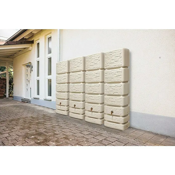 4rain Wandtank Slim - Gesamt Fassungsvermögen: 1.400 l, Steinbeige, Kunststoff - Modulare hellbeige Regenwassertanks mit Steintextur, an einer Hauswand installiert, mit Zapfhähnen.