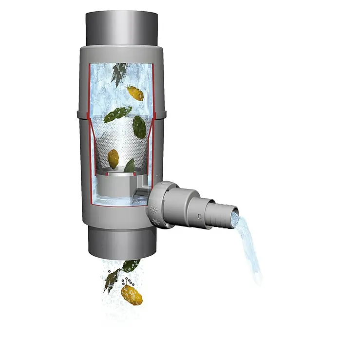 4rain Wandtank Slim - Gesamt Fassungsvermögen: 1.400 l, Sandbeige, Kunststoff - Grauer Kunststoff-Regenwasserfilter mit transparentem Bereich, der ein internes Sieb zeigt, das Blätter und Schmutz von sauberem Wasser trennt, das aus einem Seitenanschluss fließt.