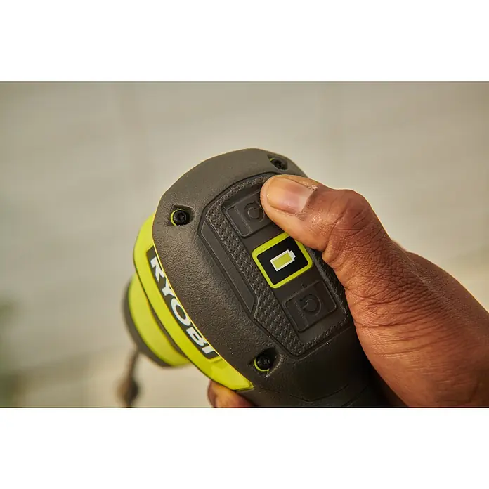 Ryobi 4V USB Akku-Rohrreinigungsgerät RDA4-0 - 4 V, Ohne Akku, Leerlaufdrehzahl: 200 U/min - Hand hält ein grün-schwarzes Ryobi-Werkzeug, Daumen drückt Akkuanzeige-Knopf zur Ladestandsanzeige.