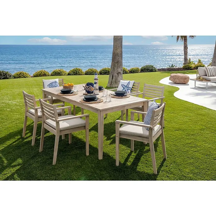 Sunfun Conjunto de muebles Nour mesa rectangular - 7 pzs., Especificación del material, Marrón - Conjunto de comedor exterior de madera clara con mesa y seis sillas, cojines y almohadas, junto al mar.