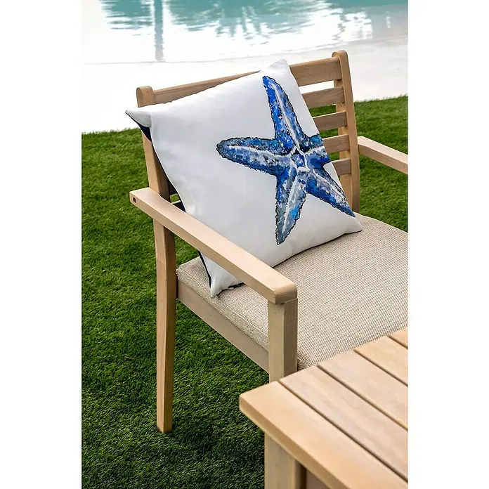 Sunfun Conjunto de muebles Nour mesa rectangular - 7 pzs., Especificación del material, Marrón - Cojín exterior blanco con diseño de estrella de mar azul sobre una silla de madera.