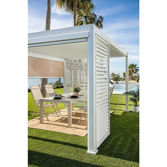 Sunfun Maja Sillón de posiciones - Aluminio, Respaldo regulable, Beige, An x Pr x Al: 61 x 68 x 110 cm - Pérgola de lamas metálica blanca que encierra un comedor exterior junto a la piscina.