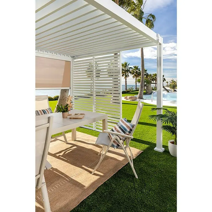 Sunfun Milos Pérgola estándar con laterales - L x An x Al: 294 x 386 x 235 cm, Aluminio, Blanco - Moderna pérgola de aluminio blanco con techo de lamas regulables y paneles laterales, creando un elegante comedor exterior junto al mar.