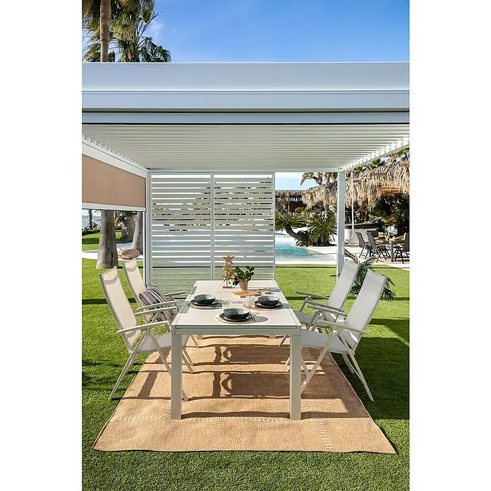 Sunfun Milos Pérgola estándar con laterales - L x An x Al: 294 x 386 x 235 cm, Aluminio, Blanco - Conjunto de comedor exterior blanco con sillas plegables y mesa rectangular bajo una pérgola de lamas, ideal para el jardín.